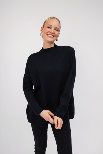 Πουλόβερ μαύρο με τσέπες