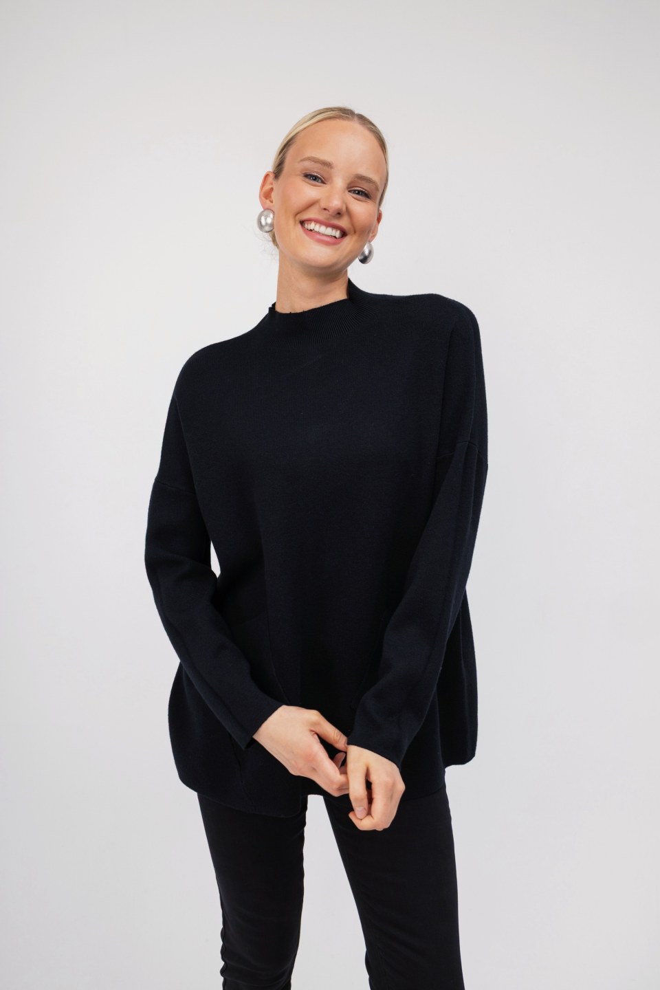 Πουλόβερ μαύρο με τσέπες