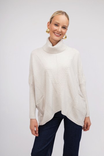 Πουλόβερ ζιβάγκο εκρού με ανάγλυφο σχέδιο