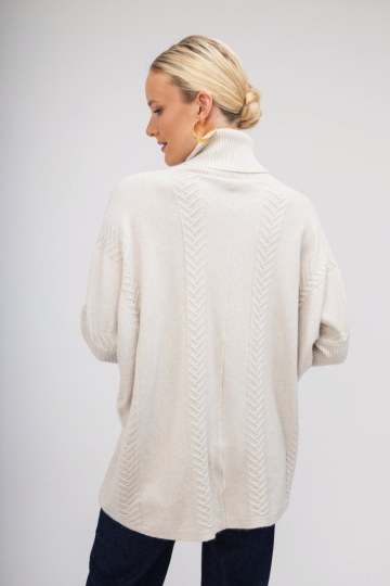 Πουλόβερ ζιβάγκο εκρού με ανάγλυφο σχέδιο - 