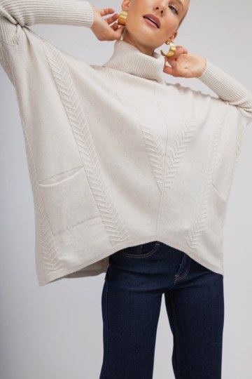 Πουλόβερ ζιβάγκο εκρού με ανάγλυφο σχέδιο - 