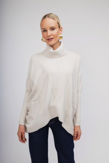 Πουλόβερ ζιβάγκο εκρού με ανάγλυφο σχέδιο - 