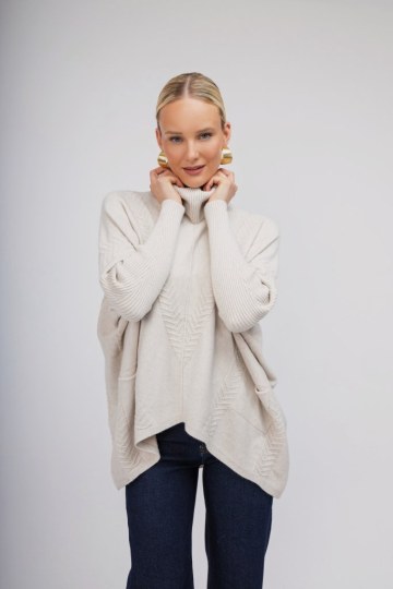 Πουλόβερ ζιβάγκο εκρού με ανάγλυφο σχέδιο - 