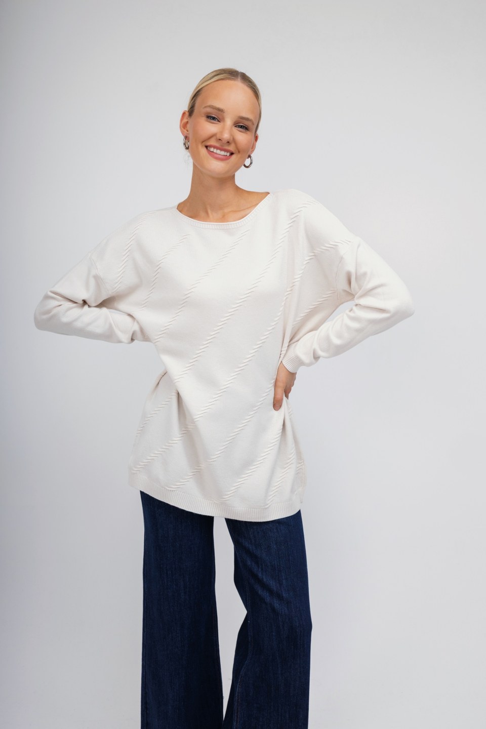 Πουλόβερ λευκό μονόχρωμο με ιδιαίτερο σχέδιο