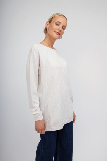 Πουλόβερ λευκό μονόχρωμο με ιδιαίτερο σχέδιο - 