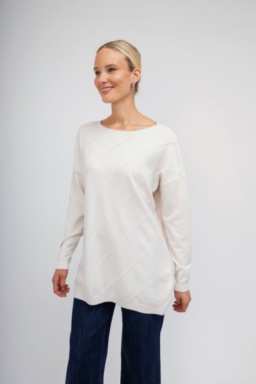 Πουλόβερ λευκό μονόχρωμο με ιδιαίτερο σχέδιο - 