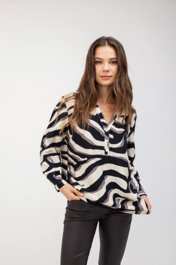 Πουκάμισο λευκό με μαύρα εμπριμέ σχέδια - 