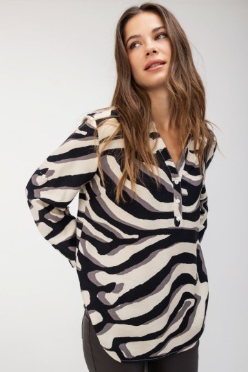 Πουκάμισο λευκό με μαύρα εμπριμέ σχέδια - 