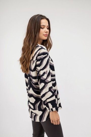 Πουκάμισο λευκό με μαύρα εμπριμέ σχέδια - 