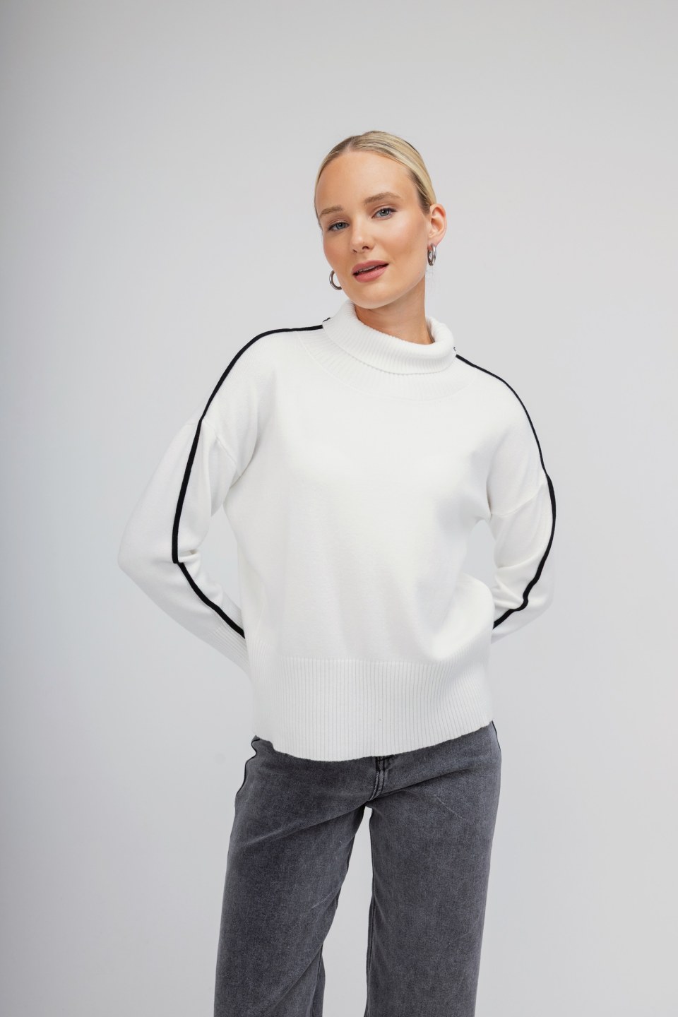Πουλόβερ λευκό ζιβάγκο με μαύρη λεπτομέρεια