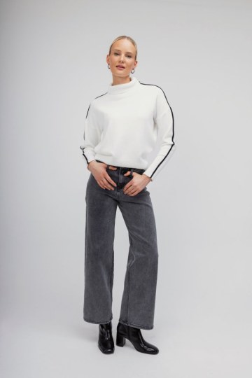 Πουλόβερ λευκό ζιβάγκο με μαύρη λεπτομέρεια - 