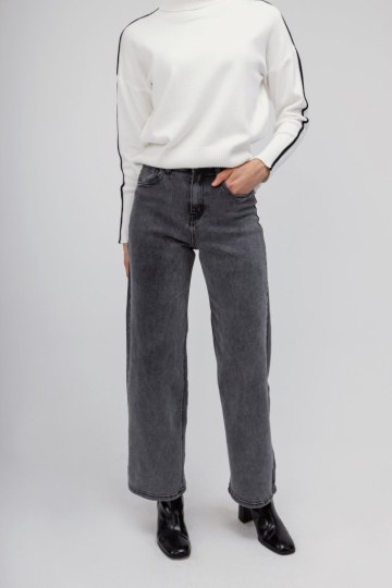 Πουλόβερ λευκό ζιβάγκο με μαύρη λεπτομέρεια - 