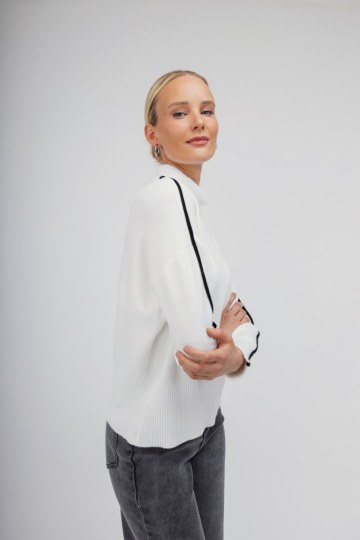 Πουλόβερ λευκό ζιβάγκο με μαύρη λεπτομέρεια - 