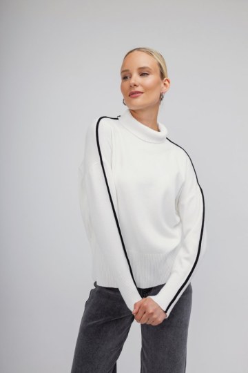 Πουλόβερ λευκό ζιβάγκο με μαύρη λεπτομέρεια - 