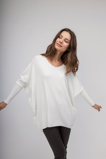 Πουλόβερ-εκρού με  strass σε σχέδιο πεταλούδας - 