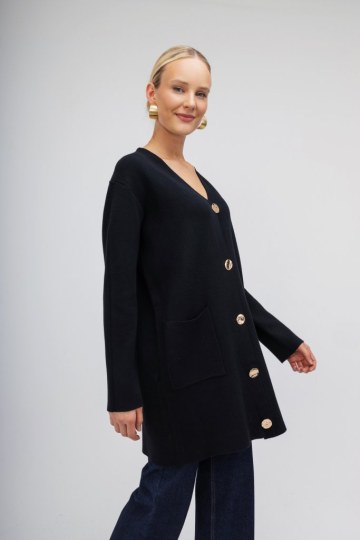 Πουλόβερ-Ζακέτα μαύρη με χρυσά κουμπιά  - 