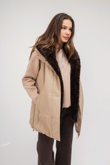 Μπουφάν αμάνικο μπεζ με αποσπώμενη οικολογική γούνα - 