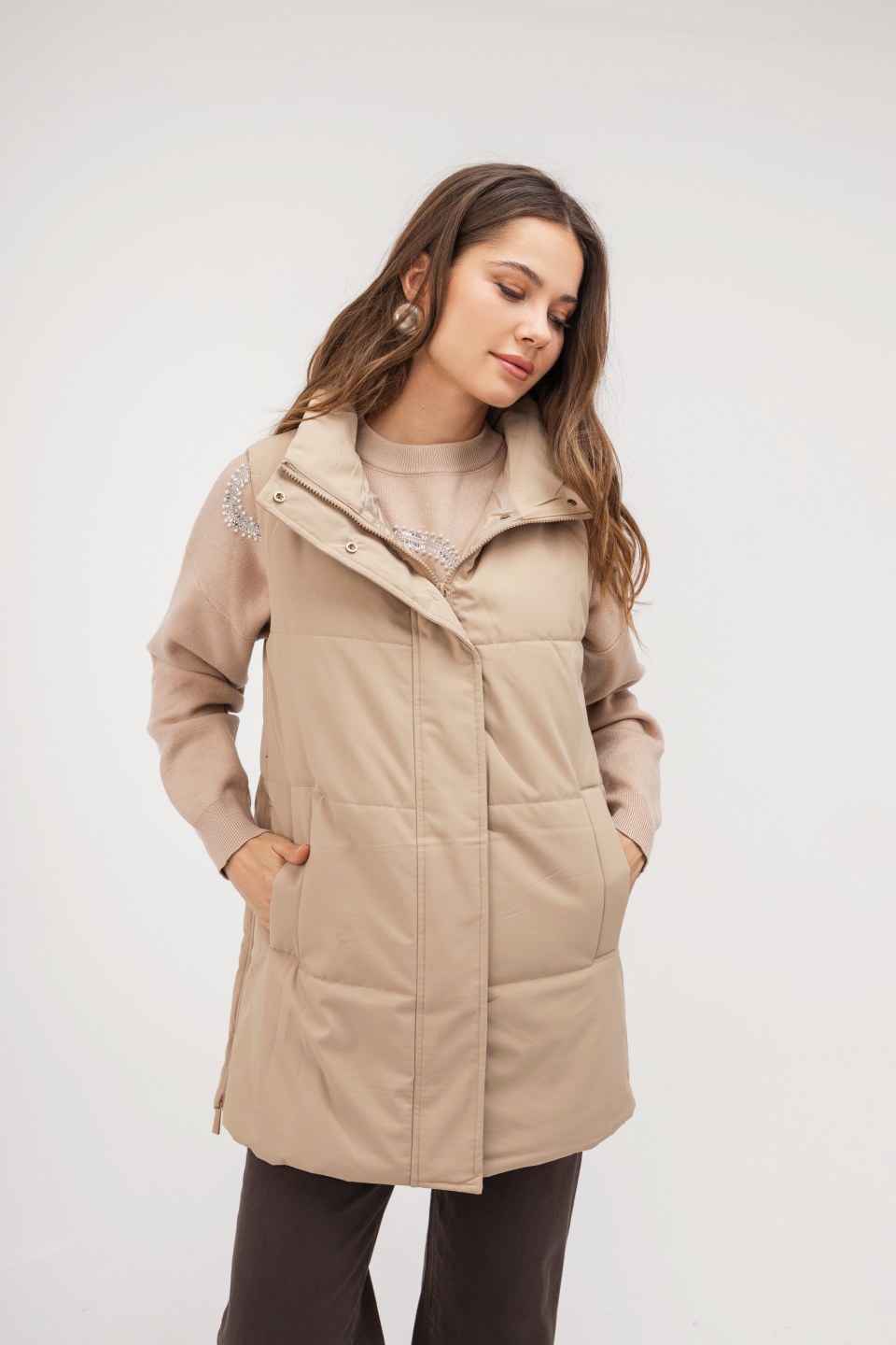 Μπουφάν αμάνικο μπεζ με αποσπώμενη οικολογική γούνα