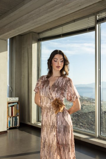  Φόρεμα από παγιέτα σομόν - 