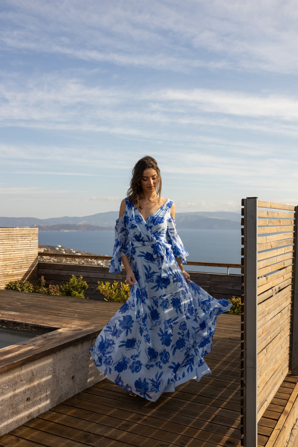 Φόρεμα με floral σχέδια και ιδιαίτερους ώμους γαλάζιο