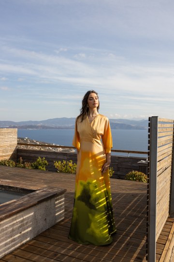 Φόρεμα κρουαζέ ντεγκραντέ με καμπάνα μανίκι ροδακινί