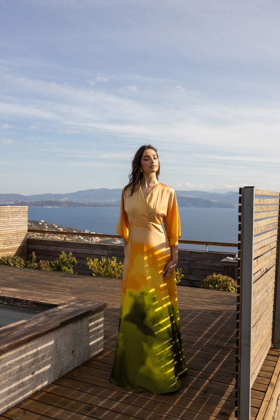 Φόρεμα κρουαζέ ντεγκραντέ με καμπάνα μανίκι ροδακινί