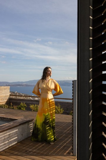 Φόρεμα κρουαζέ ντεγκραντέ με καμπάνα μανίκι ροδακινί - 