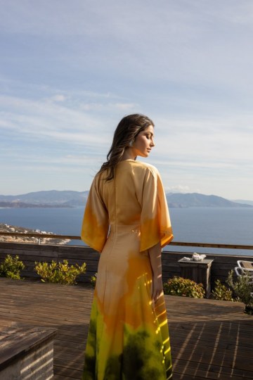 Φόρεμα κρουαζέ ντεγκραντέ με καμπάνα μανίκι ροδακινί - 