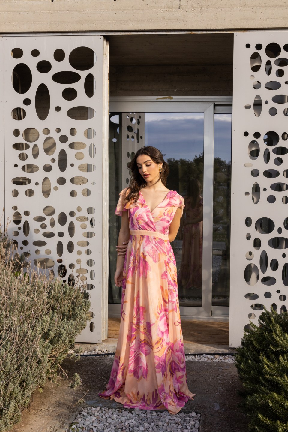 Φόρεμα κρουαζέ με floral λεπτομέρειες ροδακινί