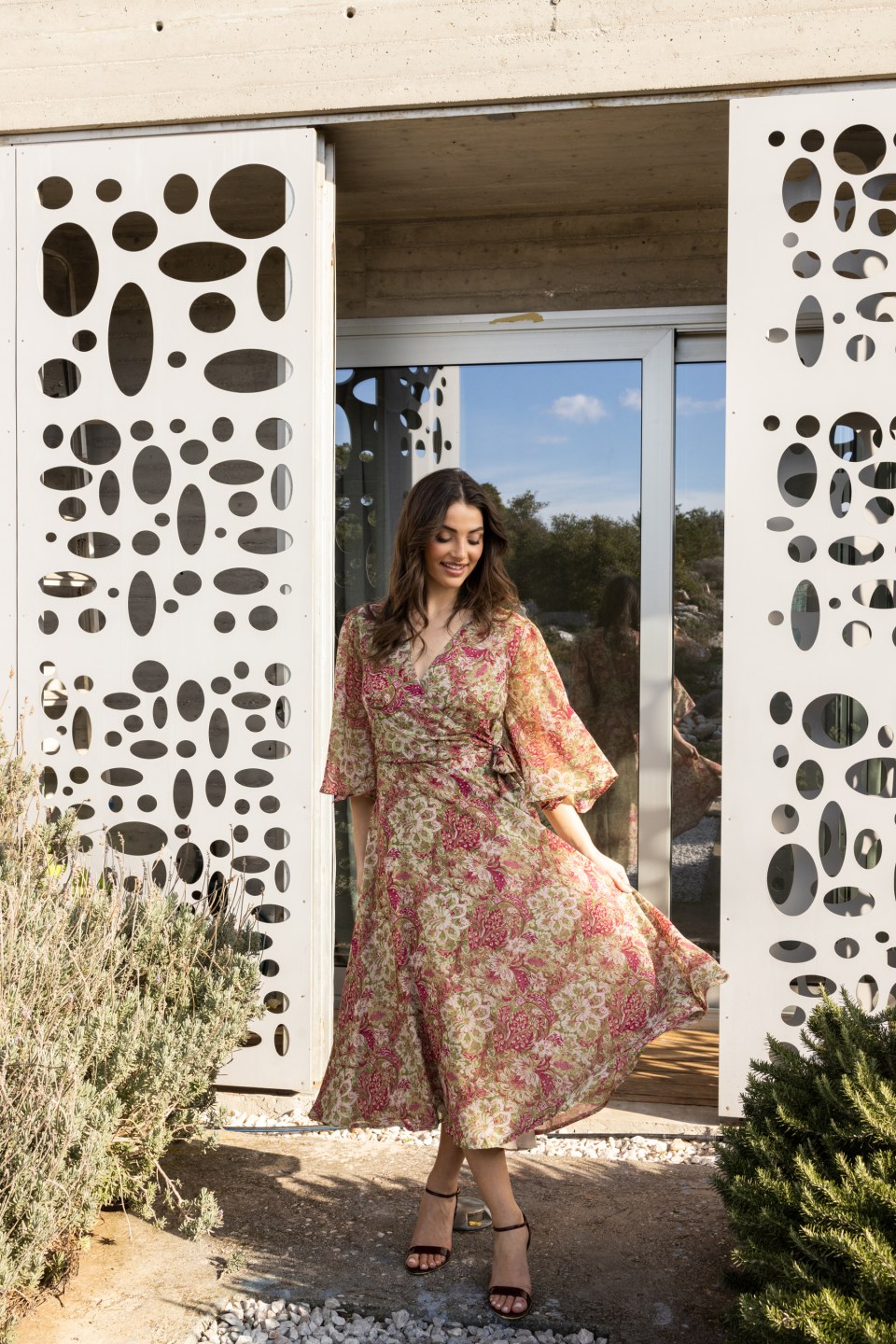 Φόρεμα κρουαζέ με μανίκι εμπριμέ