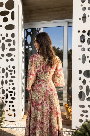 Φόρεμα κρουαζέ με μανίκι εμπριμέ - 