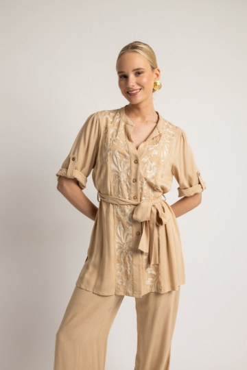 Σετ με διακριτικό μοτίβο μπεζ - 