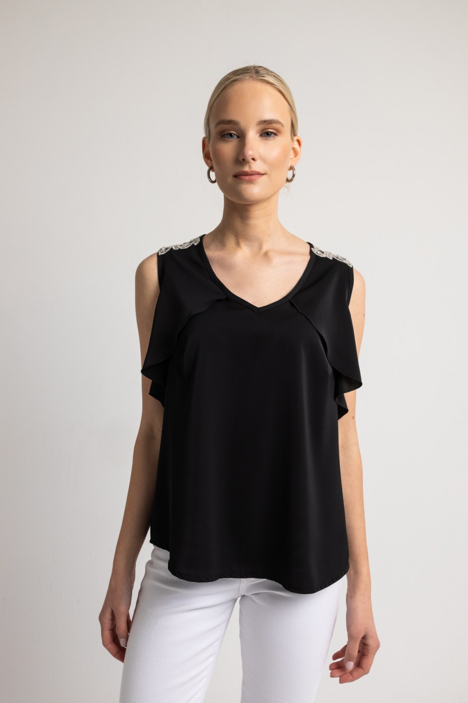 Μπλούζα αμάνικη με ασημένιες λεπτομέρειες στους ώμους μαύρη