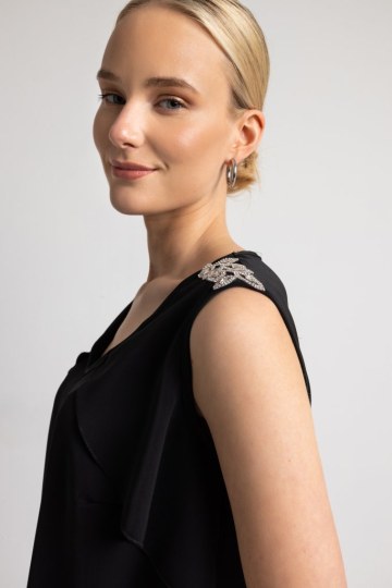 Μπλούζα αμάνικη με ασημένιες λεπτομέρειες στους ώμους μαύρη - 