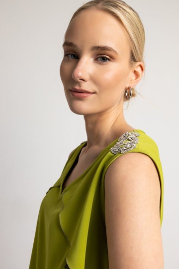 Μπλούζα αμάνικη με ασημένιες λεπτομέρειες στους ώμους λαδί - 