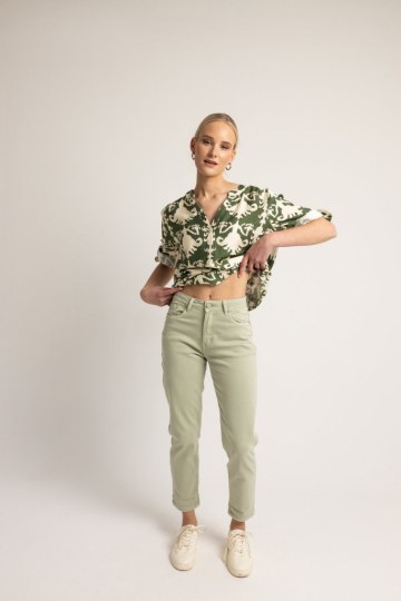 Παντελόνι τζιν mom fit ανοιχτό πράσινο - 