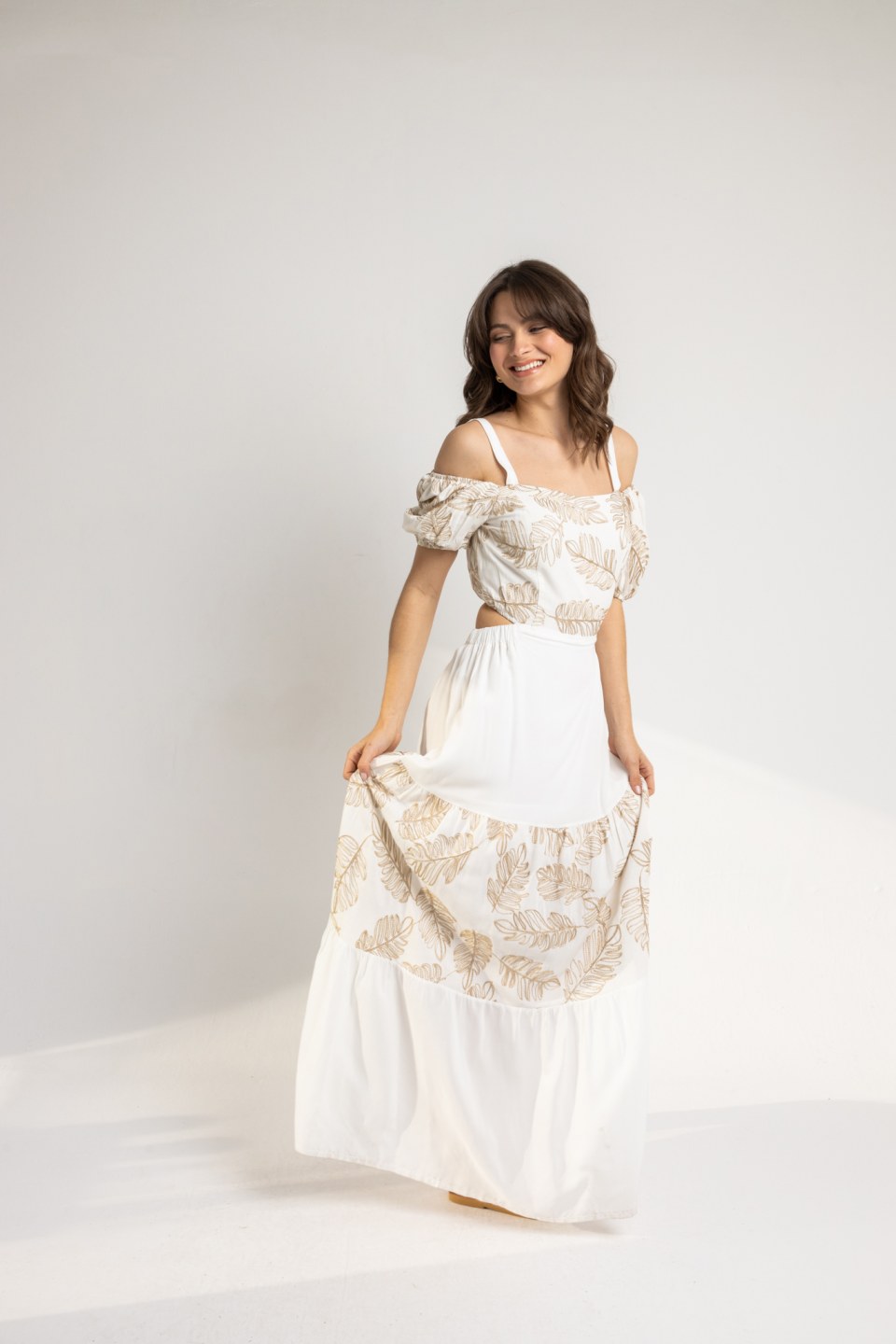 Φόρεμα με χρυσά φύλλα και cut out λευκό