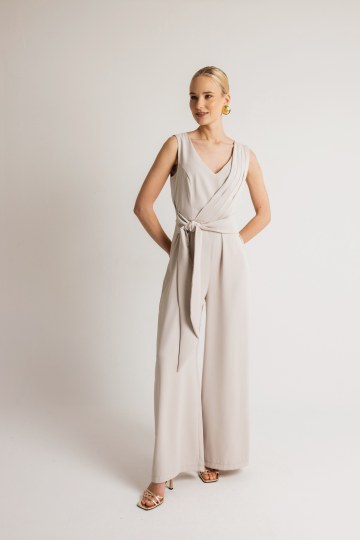 Φόρμα ολόσωμη με ζώνη μπεζ