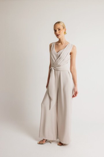 Φόρμα ολόσωμη με ζώνη μπεζ - 