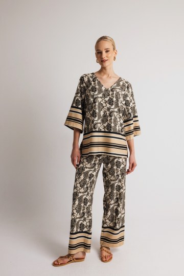 Σετ με ιδιαίτερη λαιμόκοψη εμπριμέ