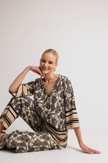 Σετ με ιδιαίτερη λαιμόκοψη εμπριμέ - 