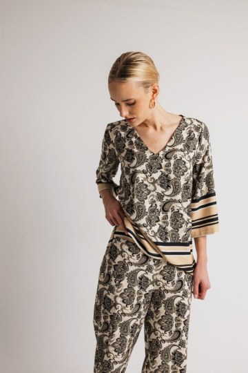 Σετ με ιδιαίτερη λαιμόκοψη εμπριμέ - 