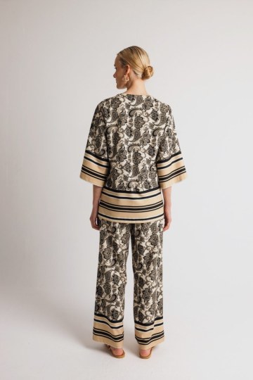 Σετ με ιδιαίτερη λαιμόκοψη εμπριμέ - 