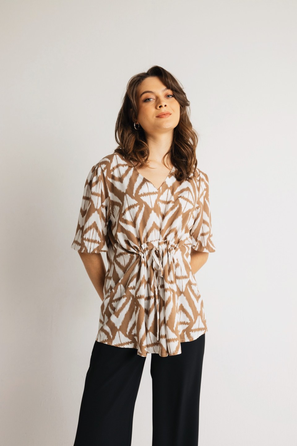 Μπλούζα με μανίκι και σούρα στο κέντρο εμπριμέ