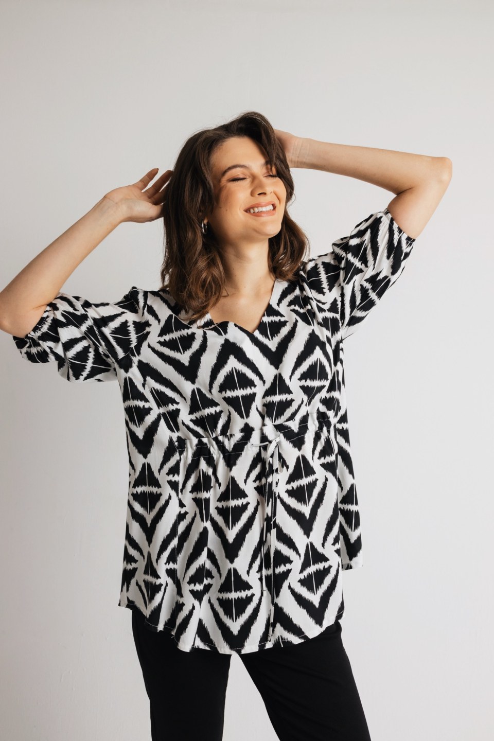 Μπλούζα με μανίκι και σούρα στο κέντρο εμπριμέ