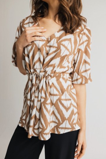 Μπλούζα με μανίκι και σούρα στο κέντρο εμπριμέ - 