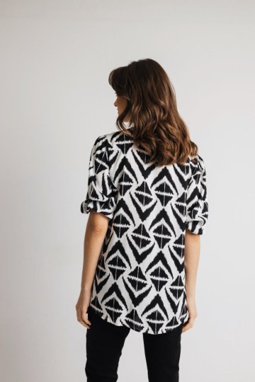 Μπλούζα με μανίκι και σούρα στο κέντρο εμπριμέ - 