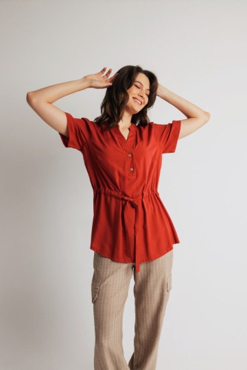 Μπλούζα με μανίκι και σούρα στο κέντρο κόκκινη - 