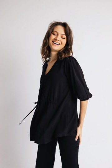 Μπλούζα με μανίκι και σούρα στο κέντρο μαύρη - 