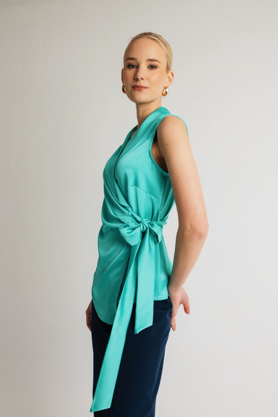 Μπλούζα κρουαζέ αμάνικη με δέσιμο στο πλάι βεραμάν